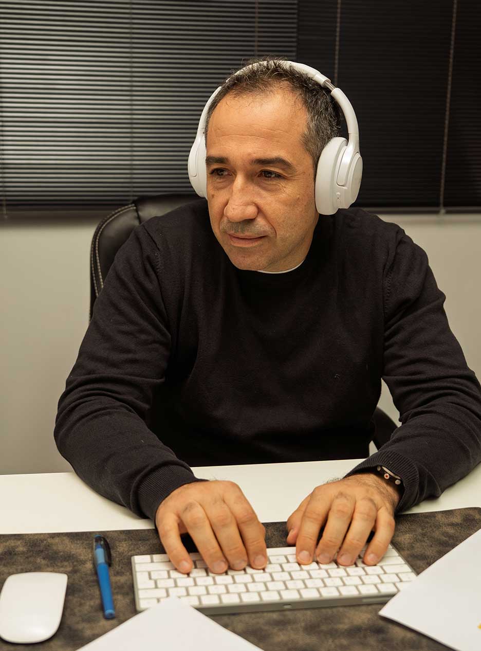 audio-order-flow-main-1 Man using audio order flow to trade stocks, and futures